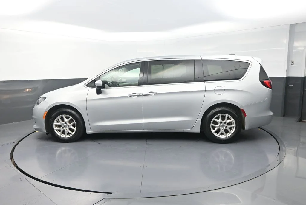 Used 2022 Silver Chrysler LX image 6