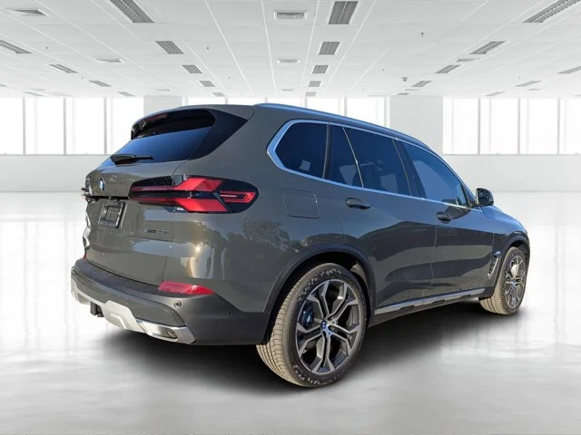 New 2026 Dravit Grey Metallic BMW sDrive40i image 4