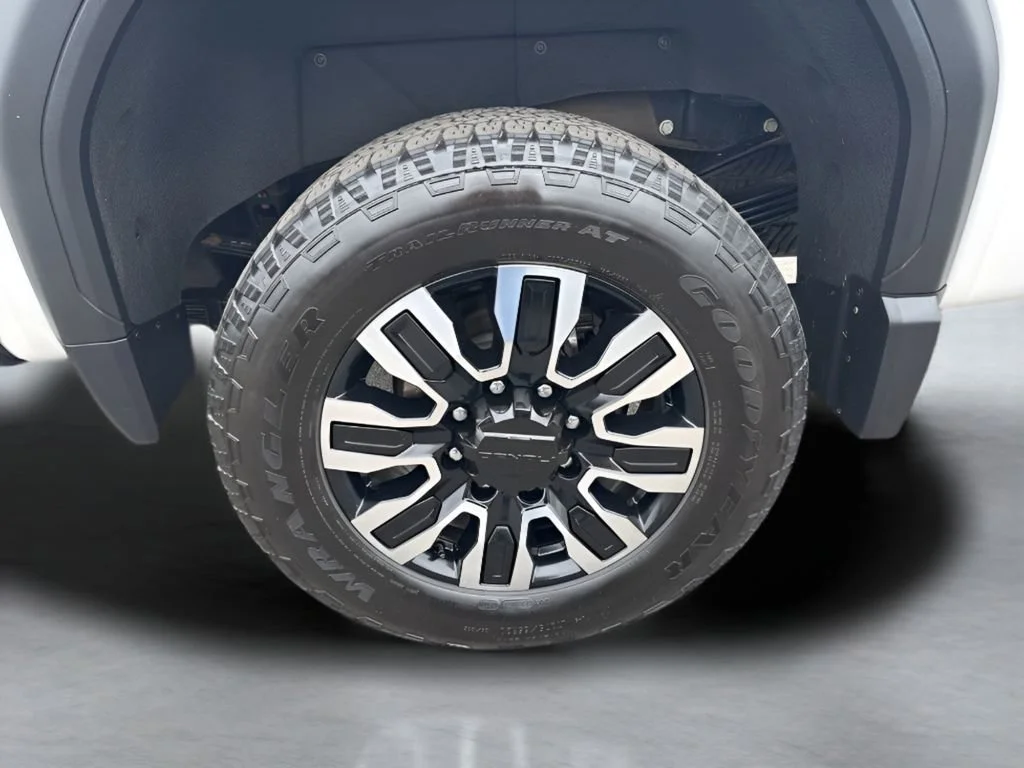 Used 2024 White Frost Tricoat GMC Denali Ultimate image 40