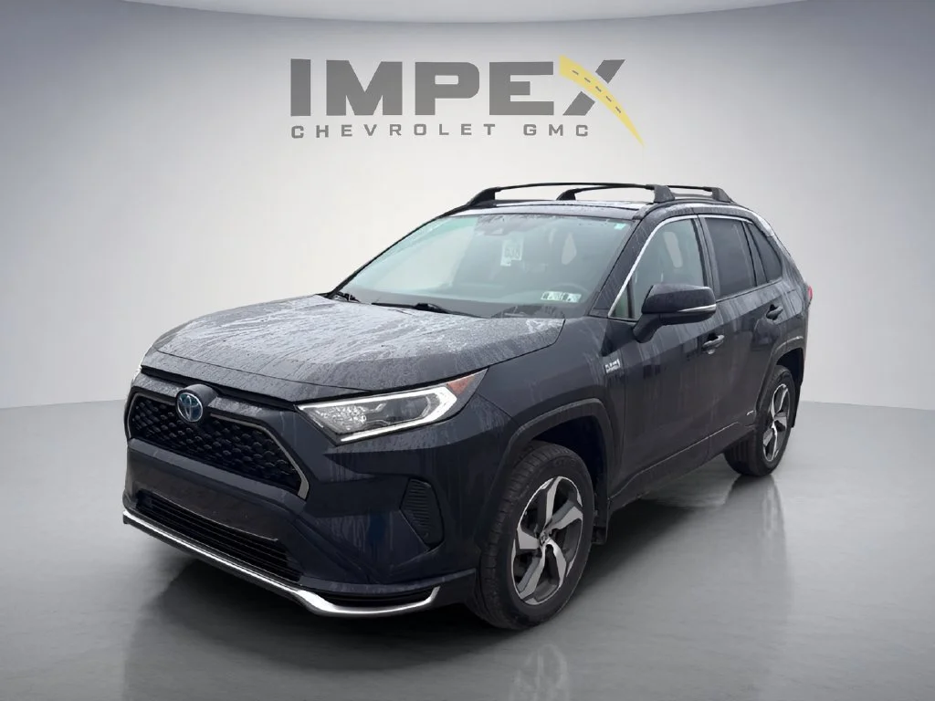 Used 2021  Toyota SE image 1