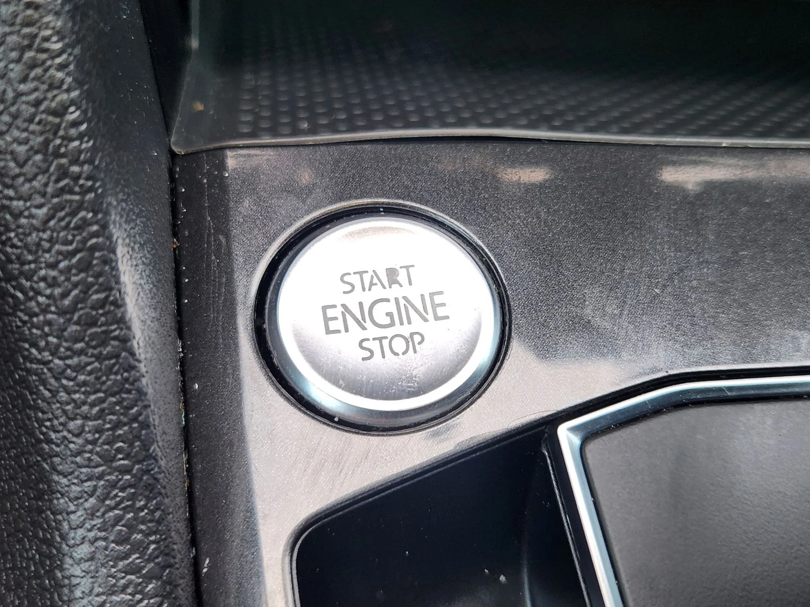Used 2018 Green Volkswagen 2.0T SE image 21