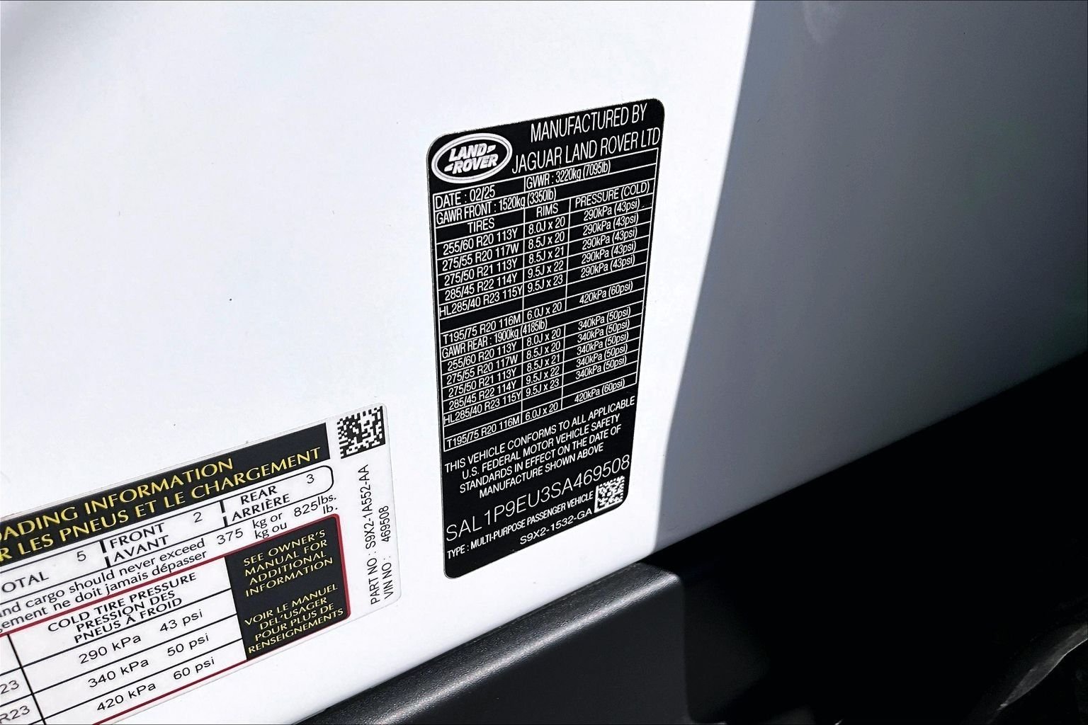 Used 2025 White Land Rover SE image 35