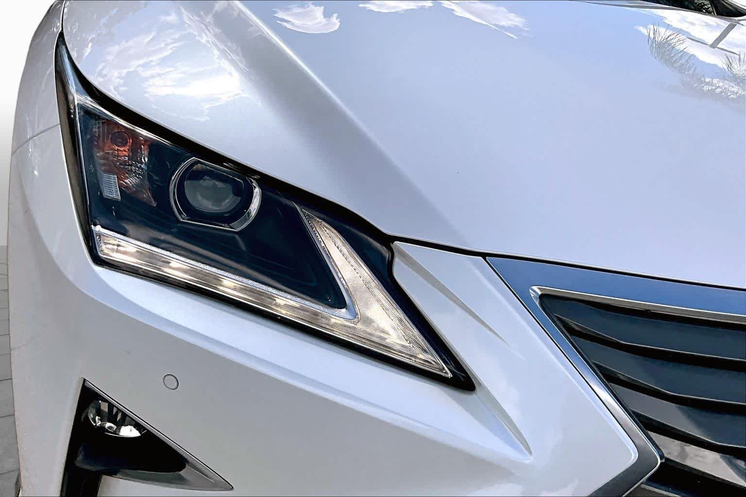 Used 2019 Eminent White Pearl Lexus  image 28