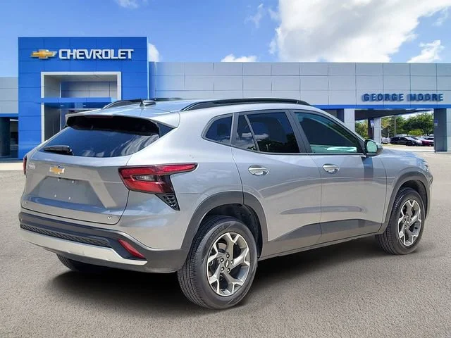 2025 Chevrolet Trax LT - Photo 4