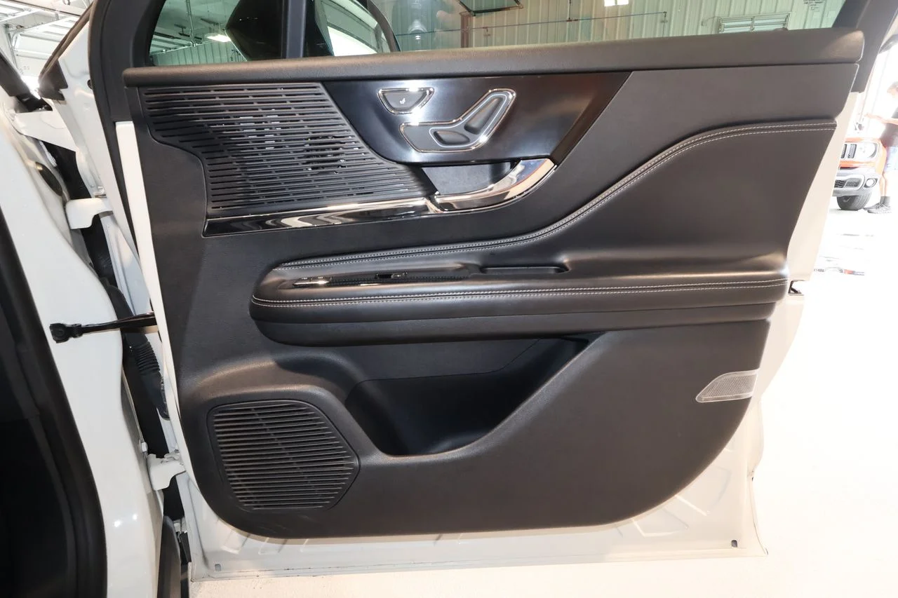 Used 2020 White Lincoln Standard image 12