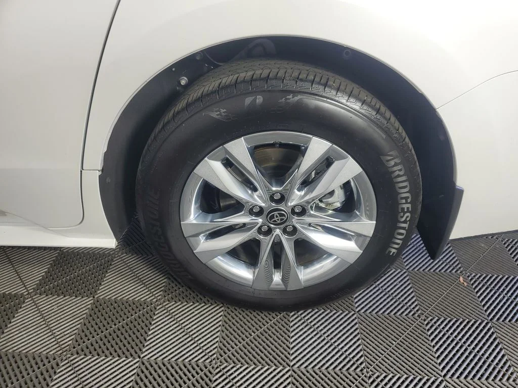2025 Toyota Sienna XLE - Photo 32