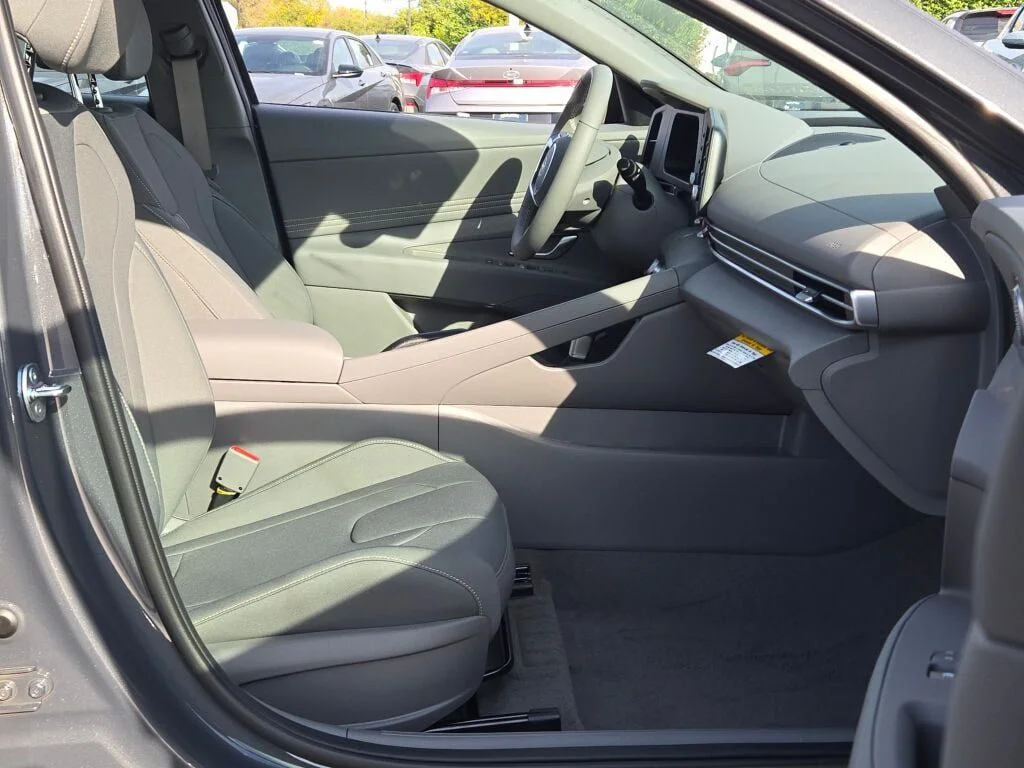Used 2025 Gray Hyundai SEL Sport image 6