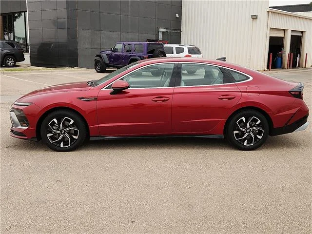 Used 2024 Red Hyundai SEL Front-Wheel Drive image 2