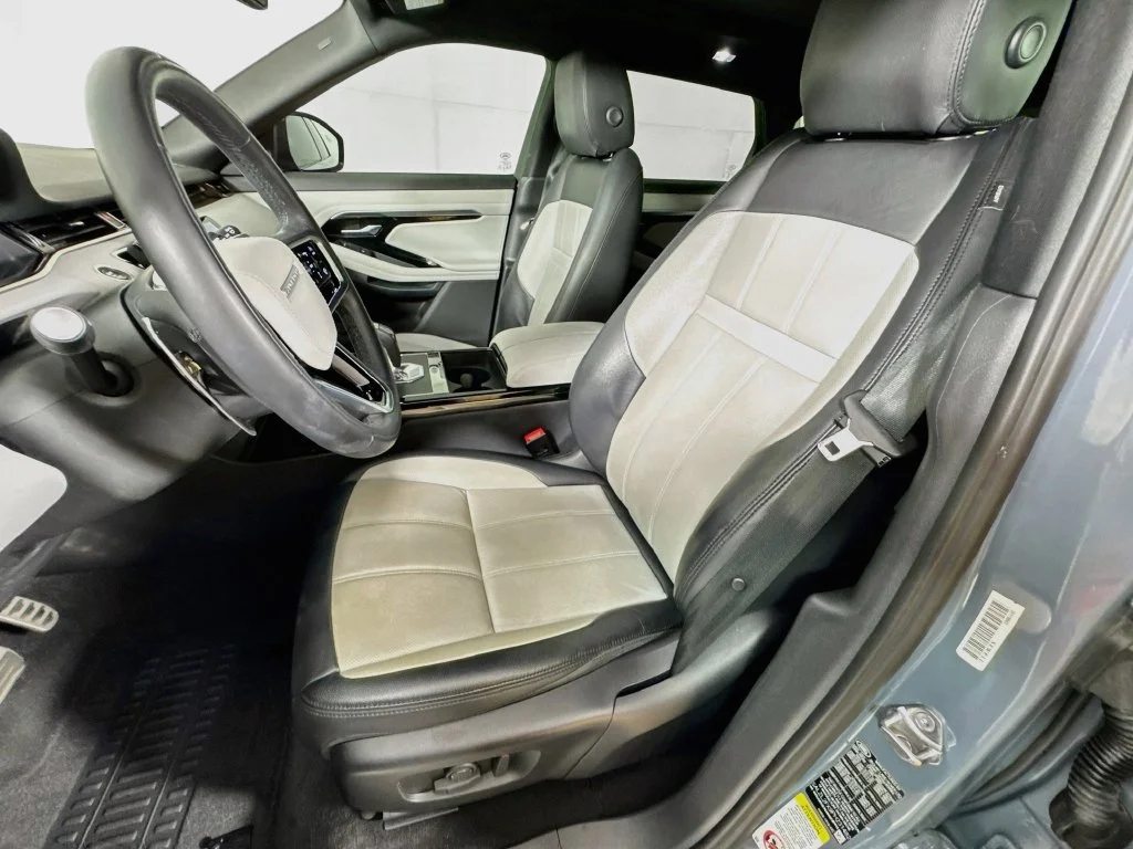 Used 2023 Gray Land Rover R-Dynamic SE image 26