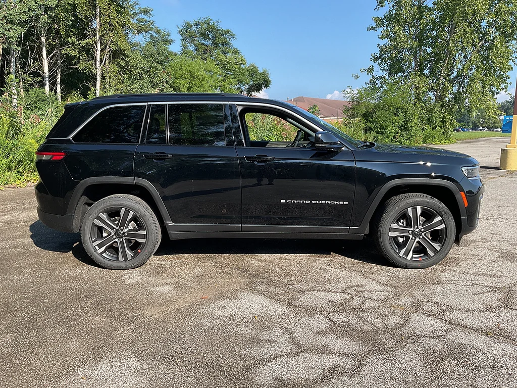 New 2027 High Gloss Black Jeep Limited image 4