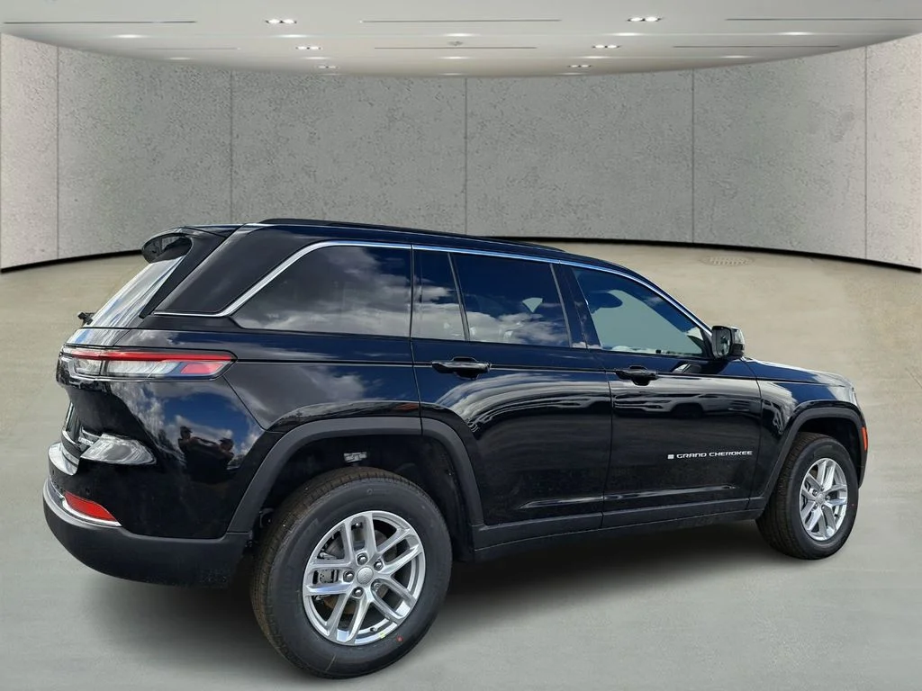 New 2026 Diamond Black Crystal Pearl-Coat Exterior Paint Jeep Laredo image 5