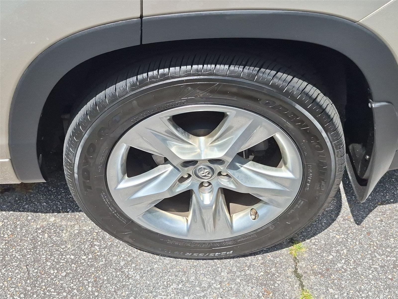 Used 2016  Toyota Limited image 11