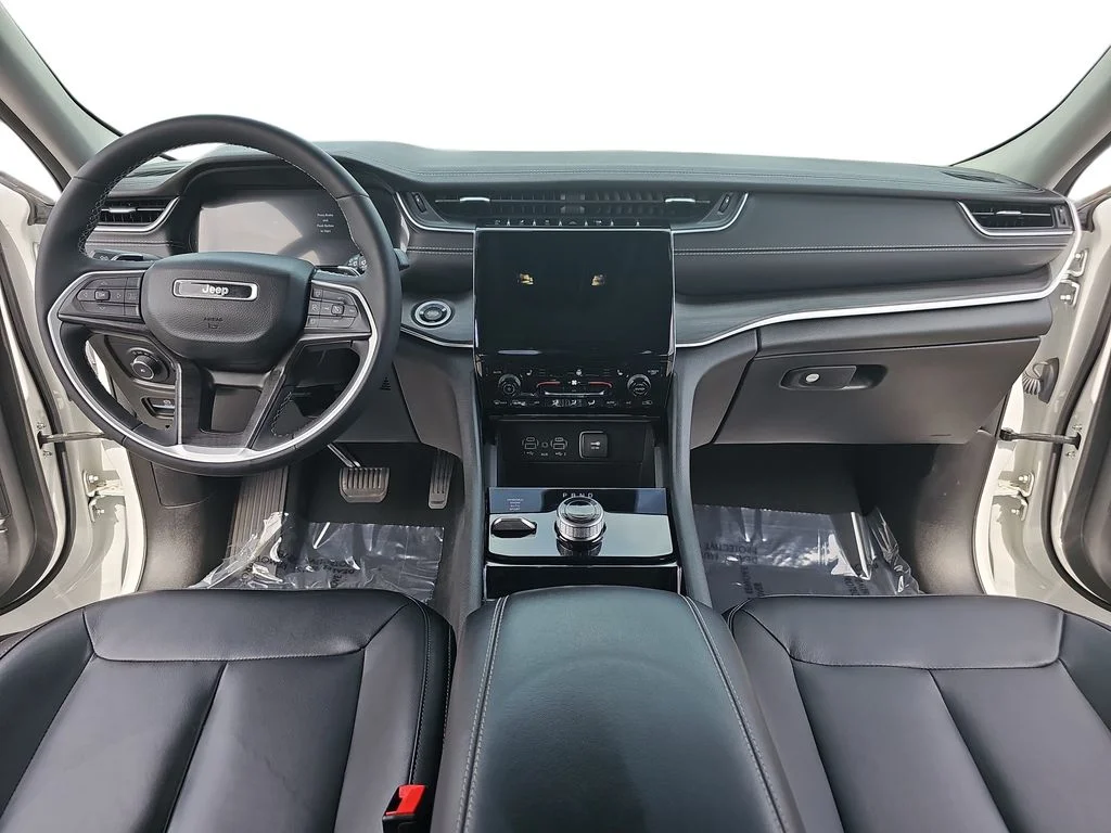 Used 2023 White/off-white Jeep Limited image 9