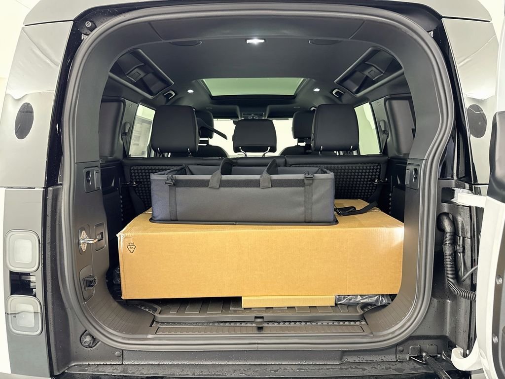 New 2026 Fuji White Land Rover X-Dynamic SE image 28
