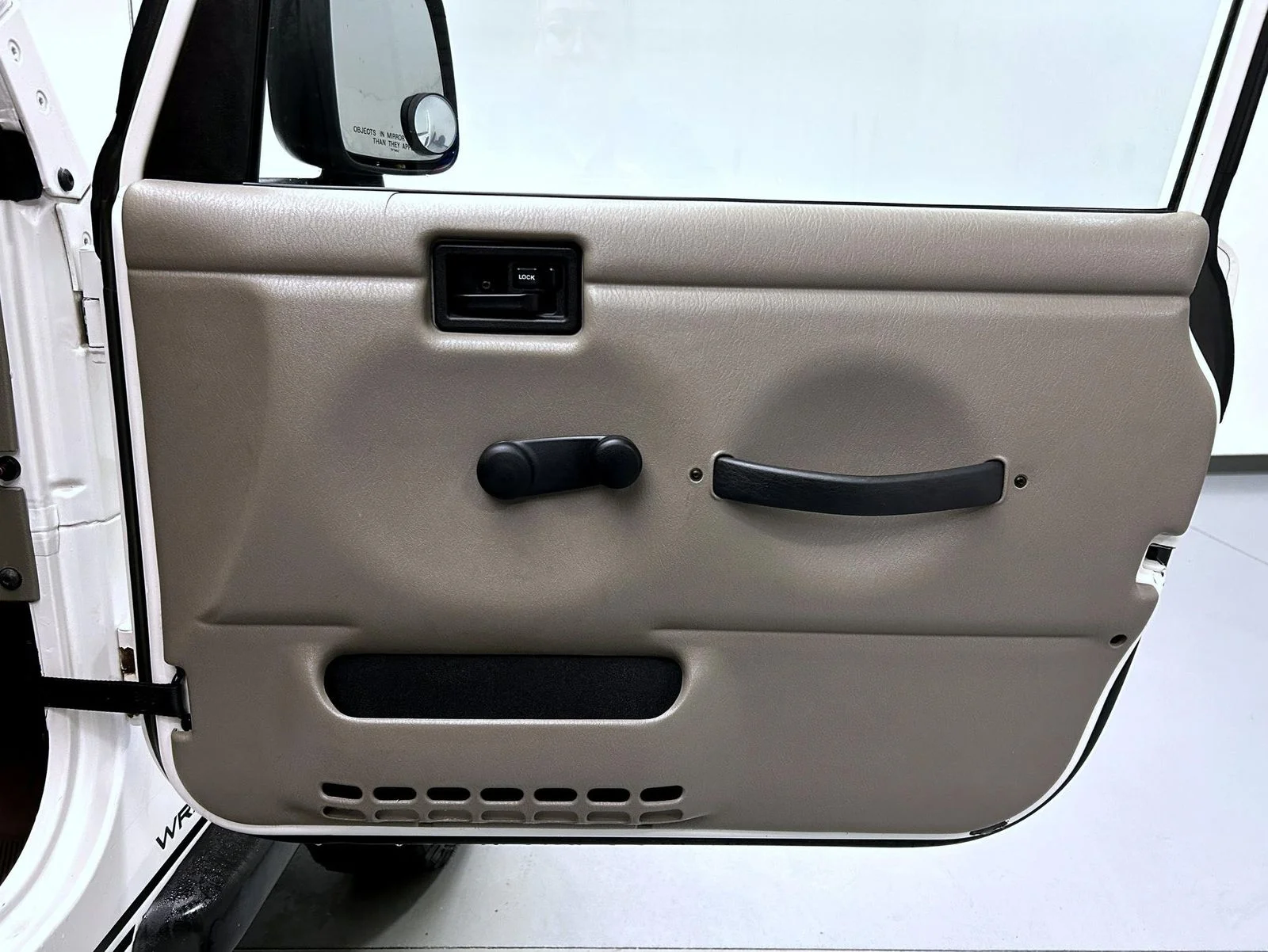 Used 2003 White Jeep Sport image 16