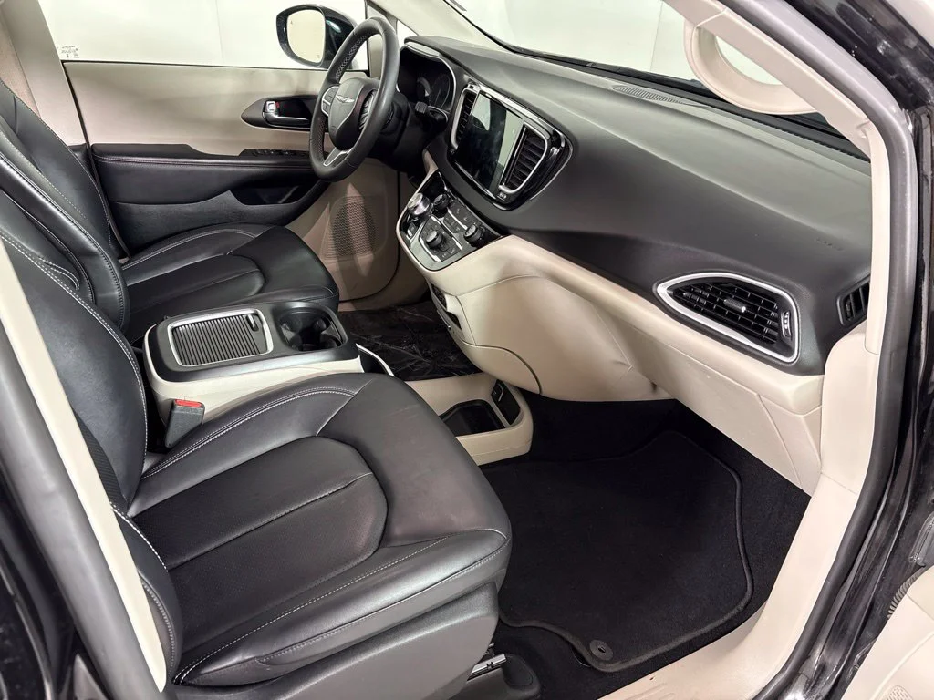 Used 2024 Black Chrysler Touring L image 17