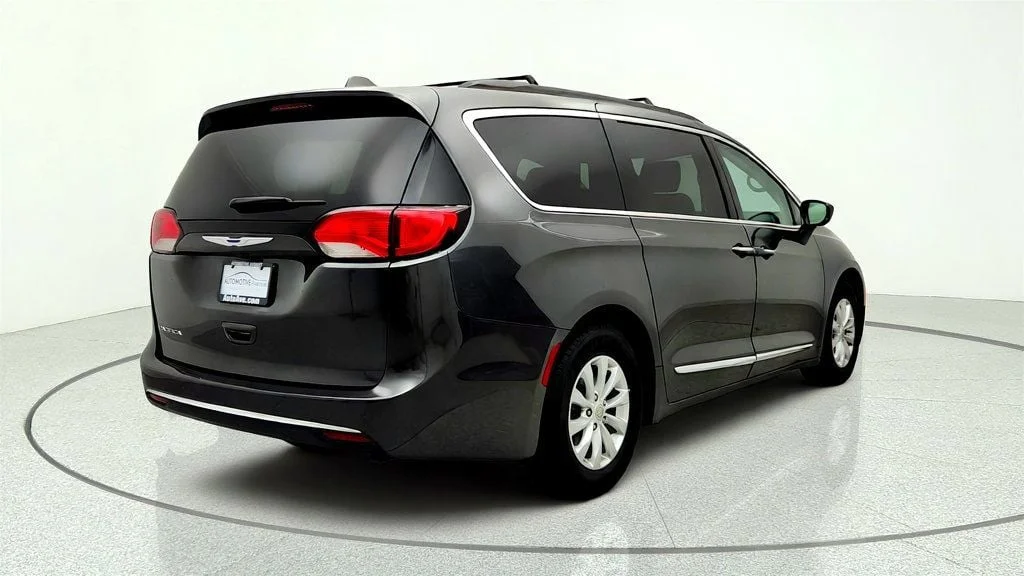 Used 2017 Granite Crystal Metallic Clearcoat Chrysler Touring-L 4dr Wagon 8-Seater w/ SafetyTec & Uconnect 8.4 image 5