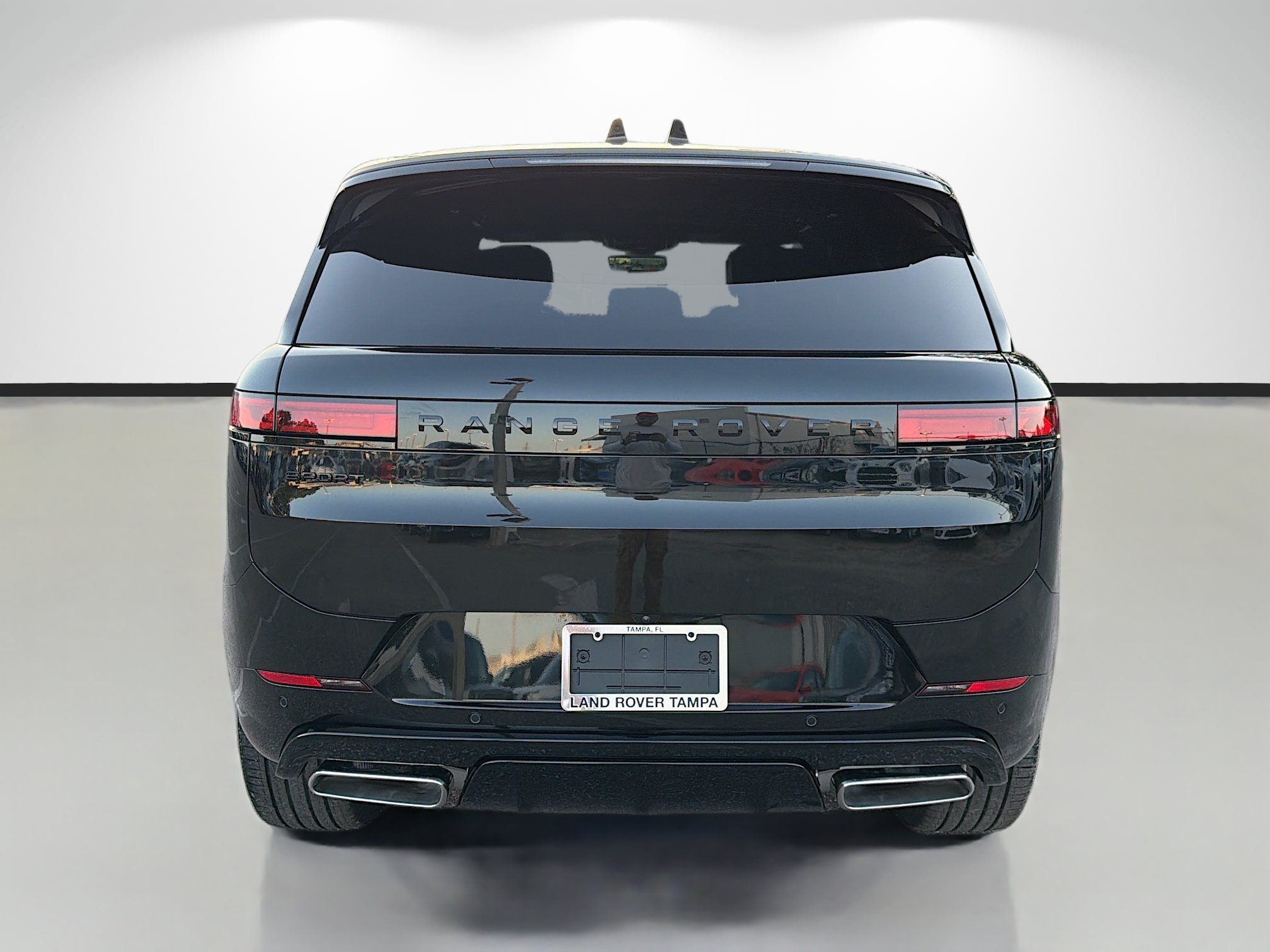 New 2026 Santorini Black LAND ROVER Dynamic SE image 3