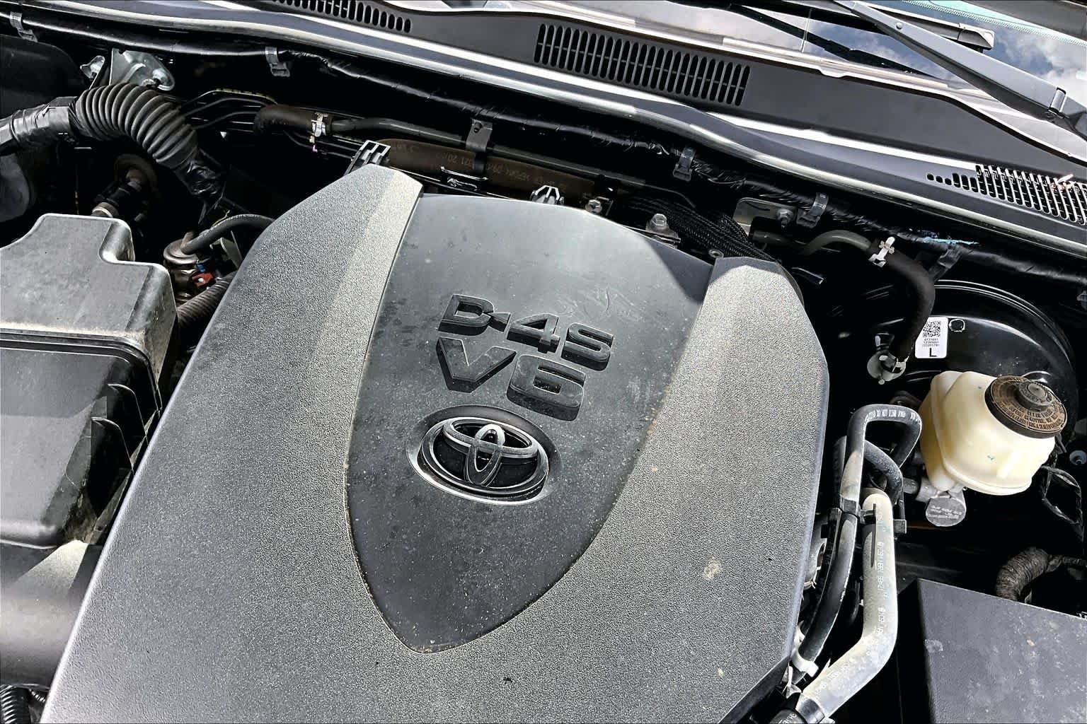 Used 2022 Midnight Black Metallic Toyota SR5 image 31