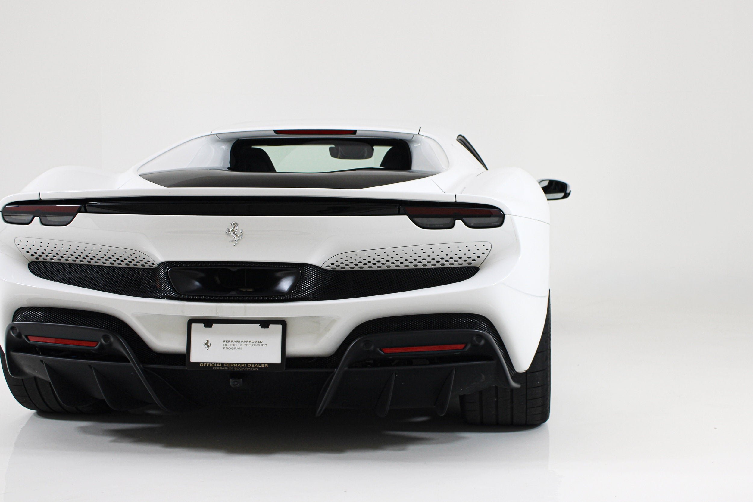 Used 2025 Bianco Cervino Ferrari  image 23
