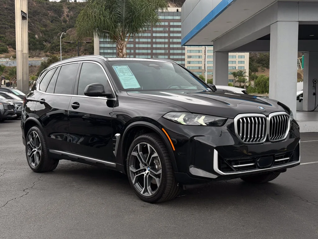Used 2024  BMW sDrive40i image 5