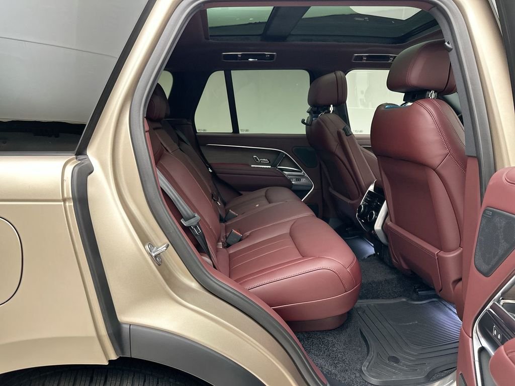 New 2026 Sunset Gold SV Bespoke Ultra Metallic Gloss Land Rover SE image 7