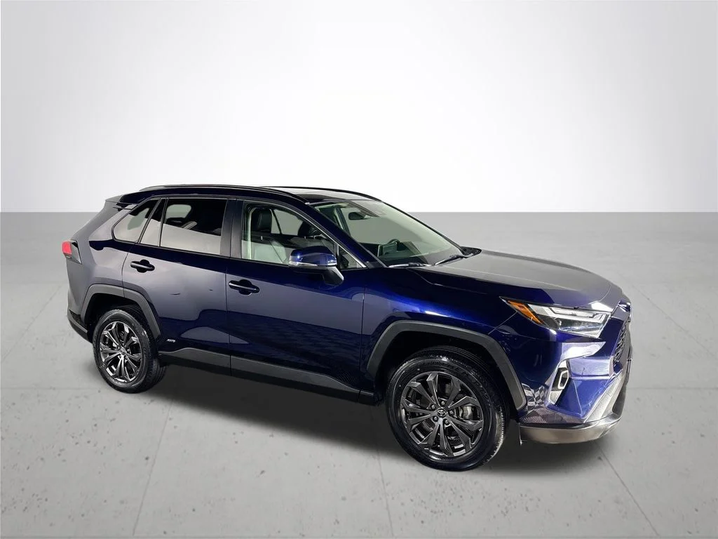 Used 2023  Toyota XLE Premium image 4