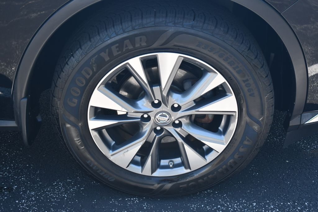 Used 2016 Magnetic Black Nissan SL image 10