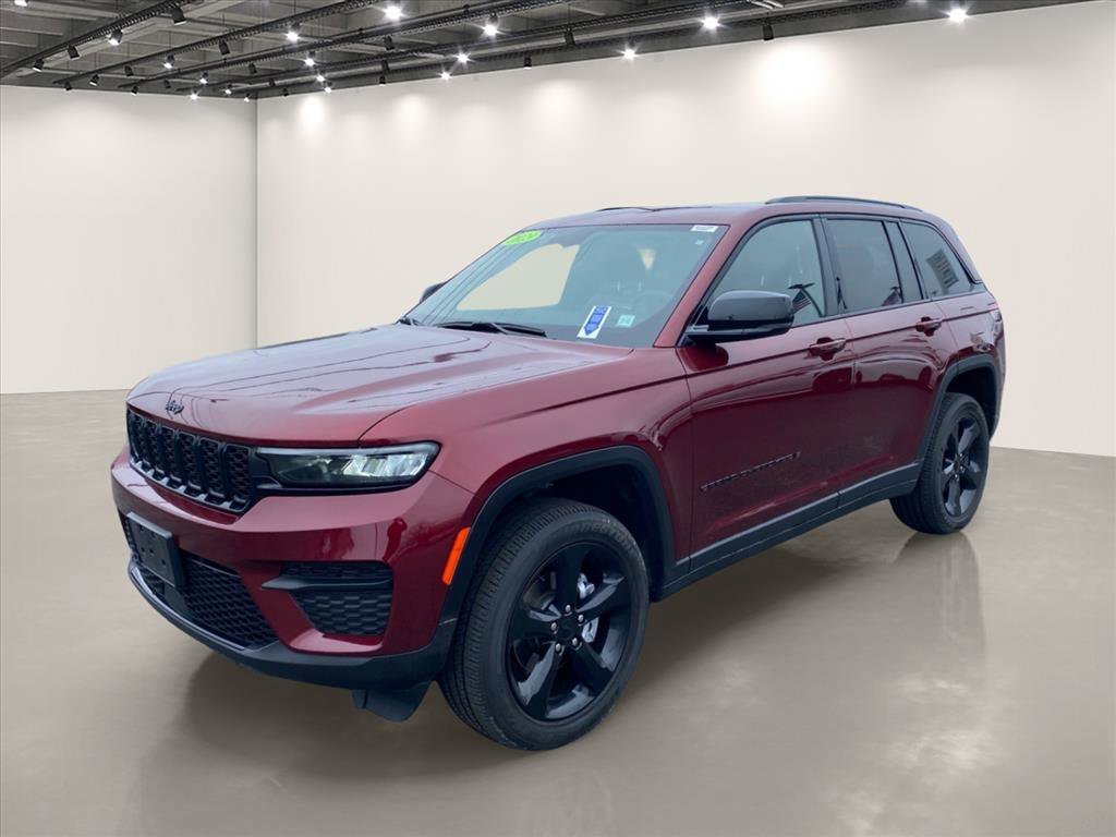 Used 2023 Velvet Red Pearlcoat Jeep Altitude image 3