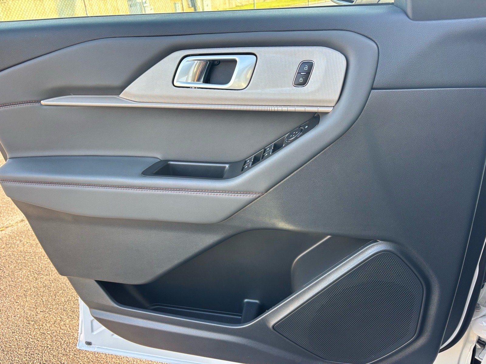Used 2025 Oxford White Ford Active image 7