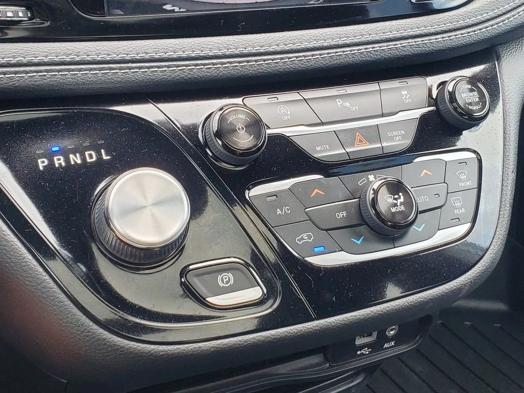 Used 2019 Silver Chrysler Limited image 18