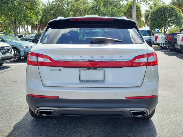 Used 2016 White Lincoln Premiere image 5