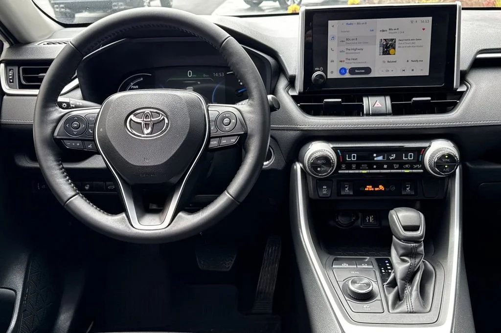 2025 Toyota RAV4 XLE - Photo 14