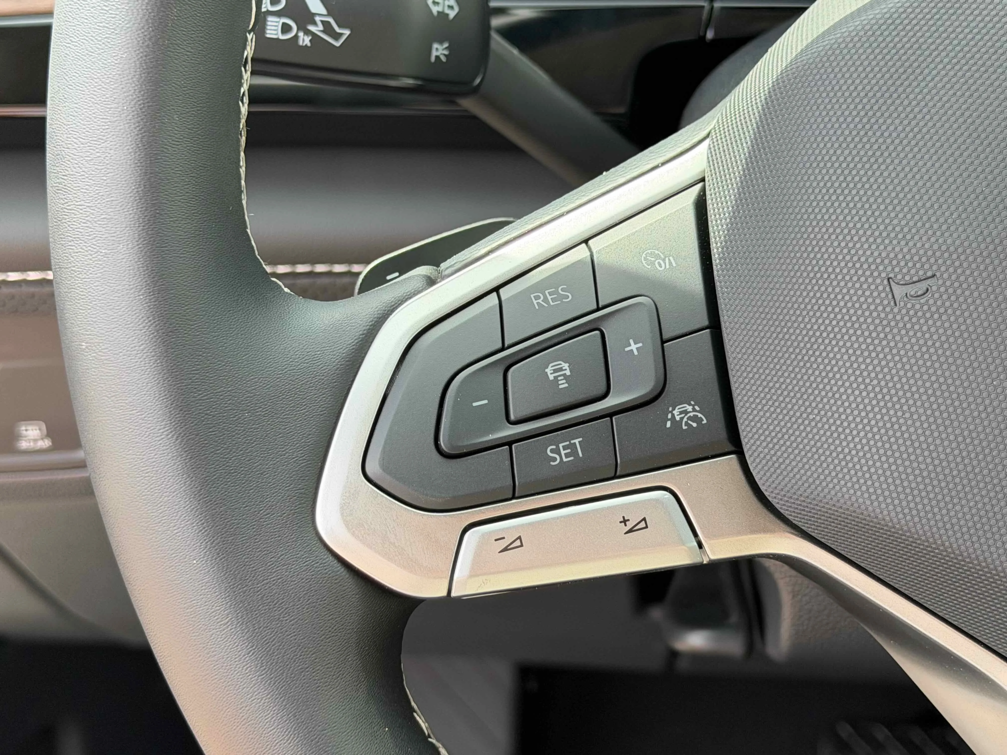 New 2026 Silver Mist Volkswagen 2.0T SE w/Technology image 17