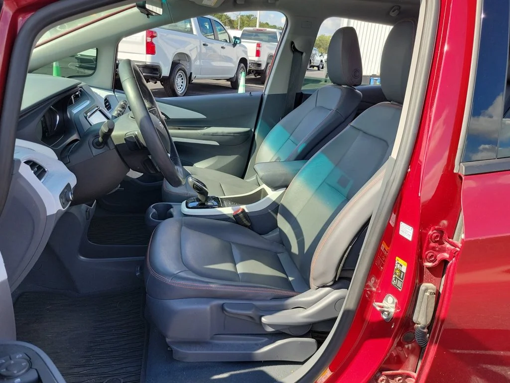 Certified Used 2017 Includes (TUS) Black grille. Chevrolet Premier image 18