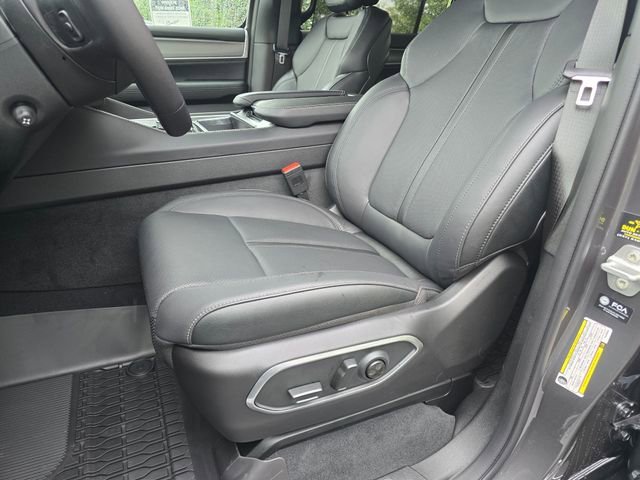 New 2026 Baltic-Gray Metallic Clear-Coat Exterior Paint Jeep Limited Reserve image 6