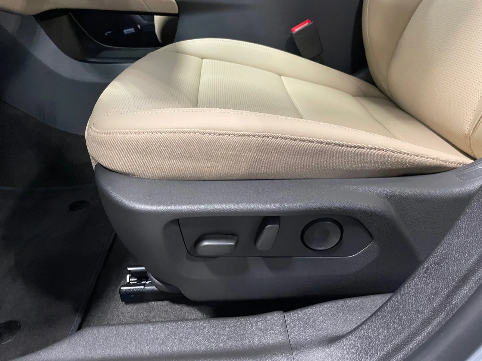 New 2026 Iridescent White Tricoat Buick Preferred AWD image 15