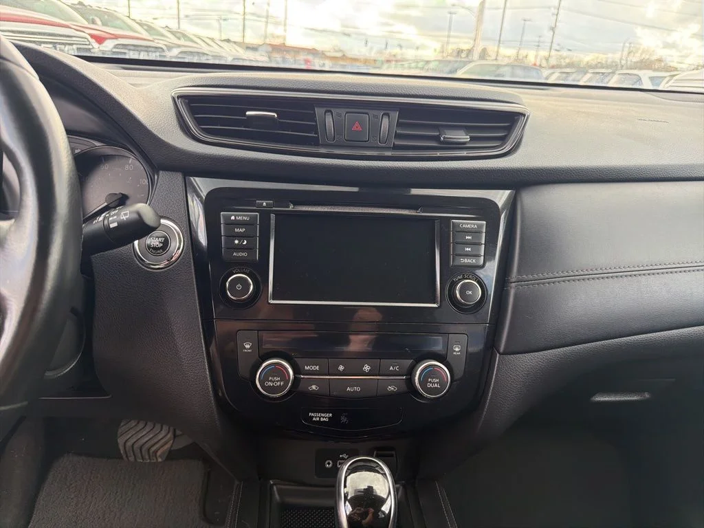 Used 2018 Gray Nissan SL image 30