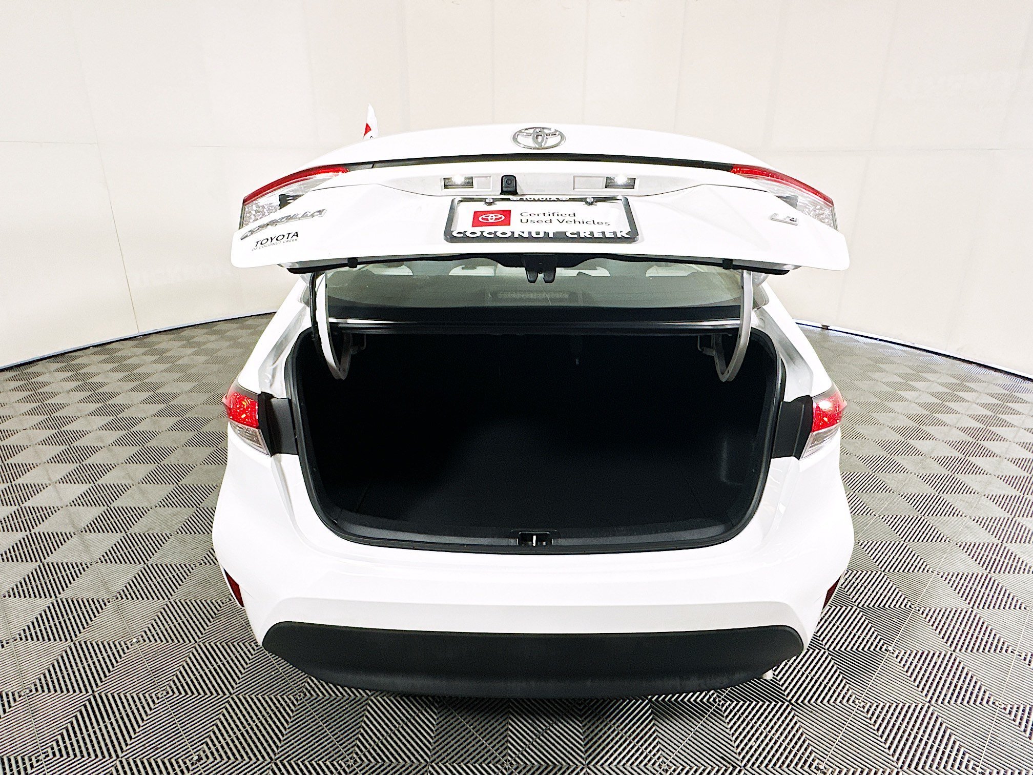 Used 2024 Ice Toyota LE image 30