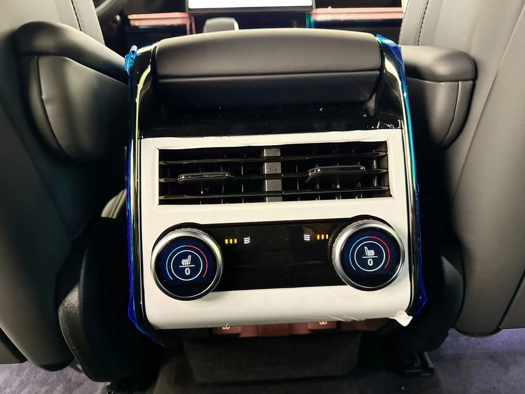 New 2026 Santorini Black Land Rover Dynamic SE image 27