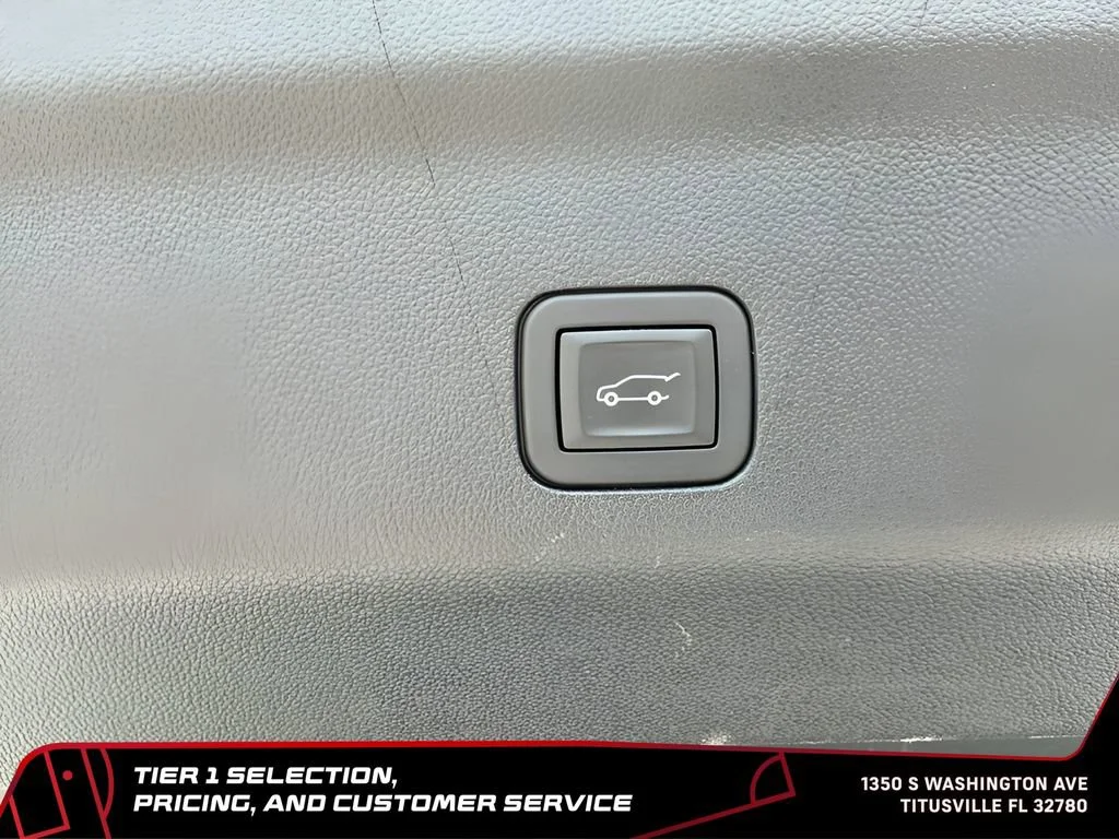 Used 2025 Summit White Chevrolet LT image 18