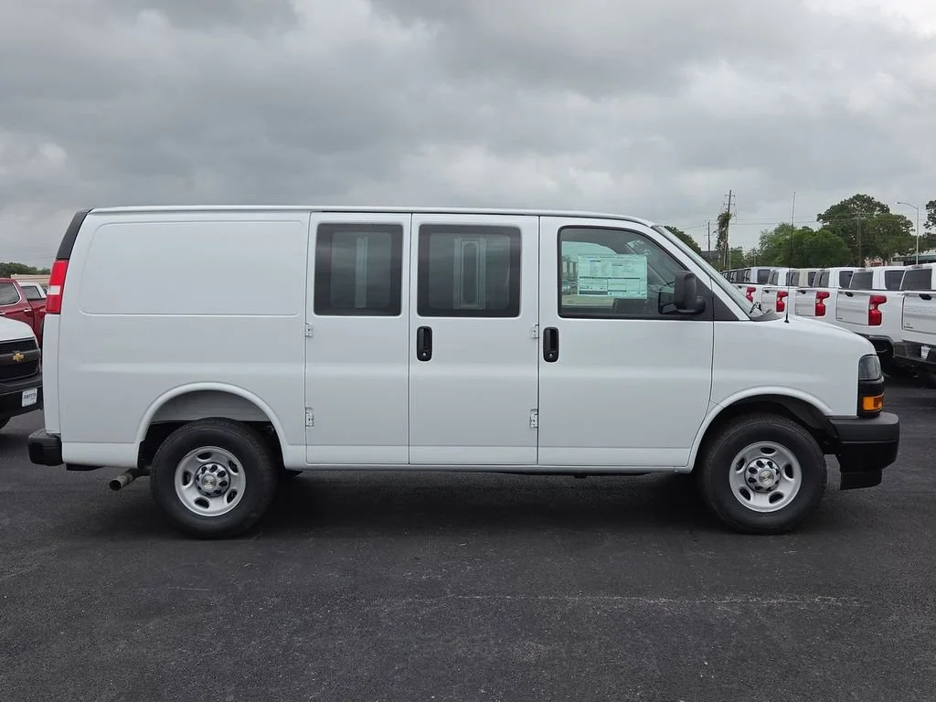 New 2026 Summit White Chevrolet WT image 8