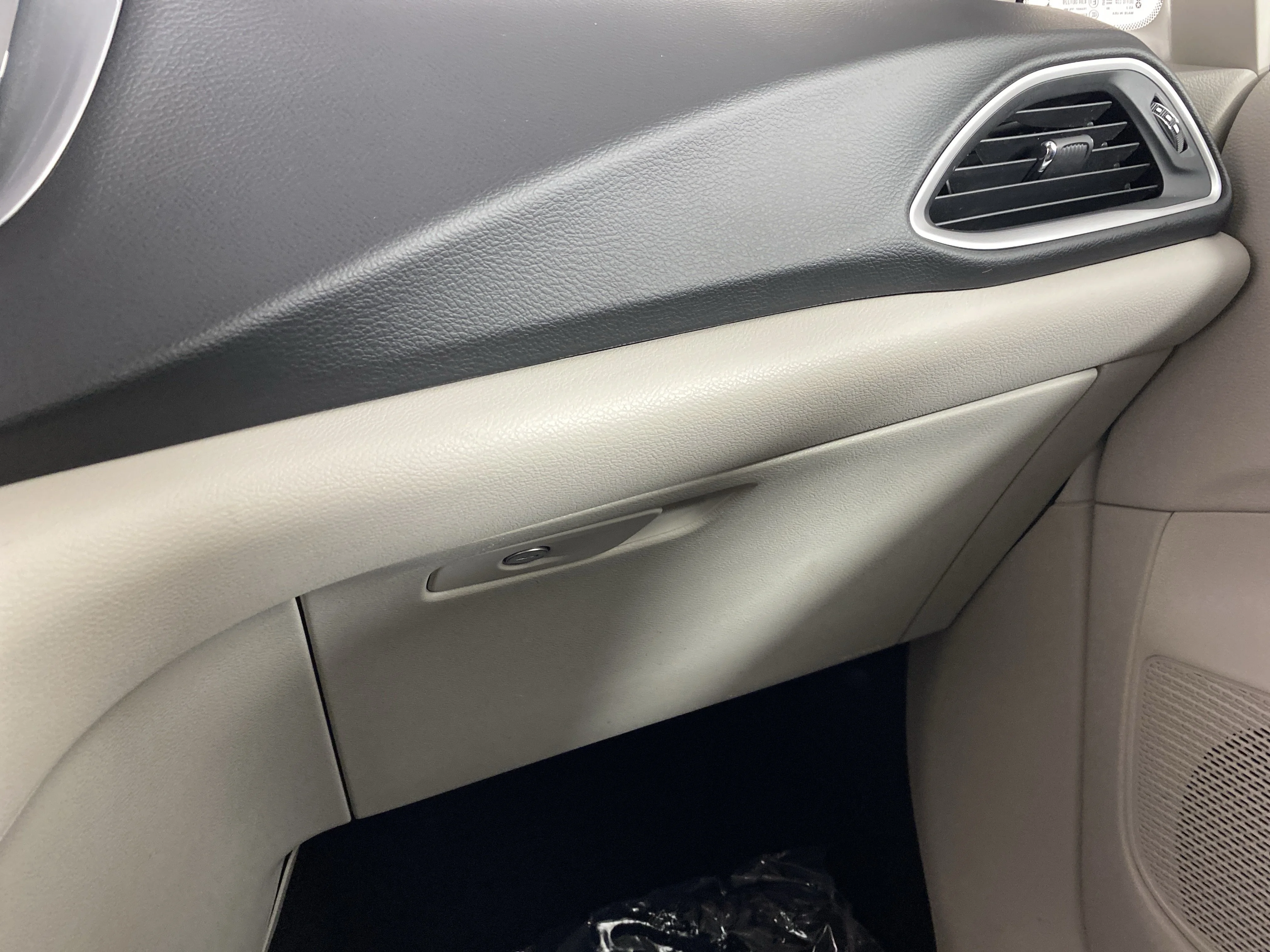 Used 2018 Bright White Clearcoat Chrysler Hybrid Touring Plus image 29