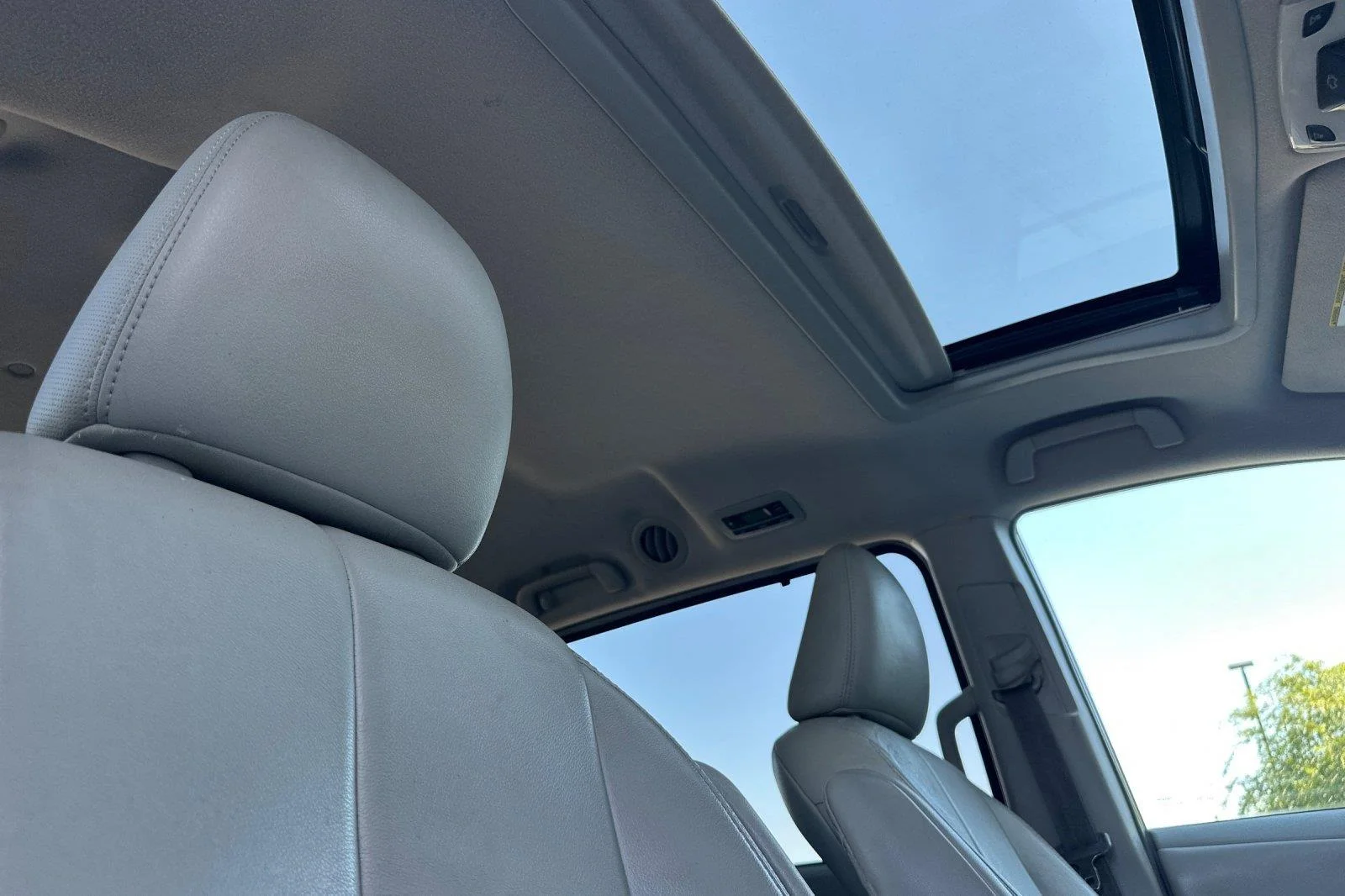 Used 2014 Super White Toyota XLE 8-Passenger image 18