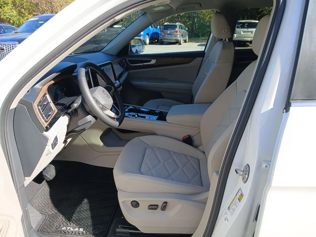 New 2026 White Volkswagen 2.0T SE w/Technology image 9