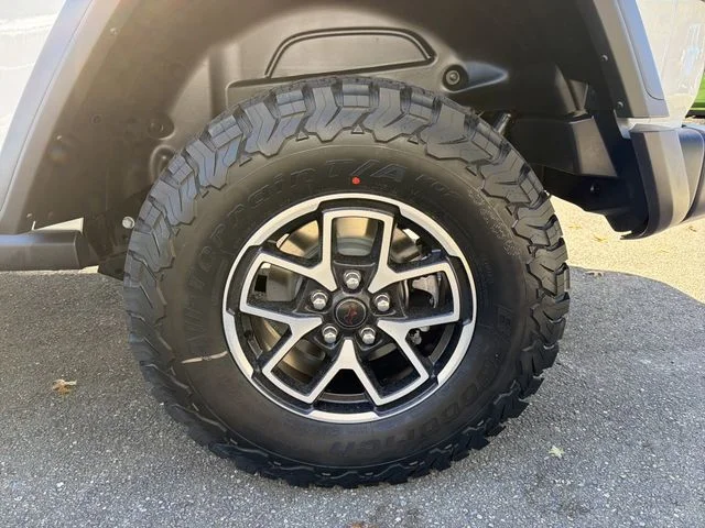 New 2026 Bright White Clear-Coat Exterior Paint Jeep Rubicon image 19