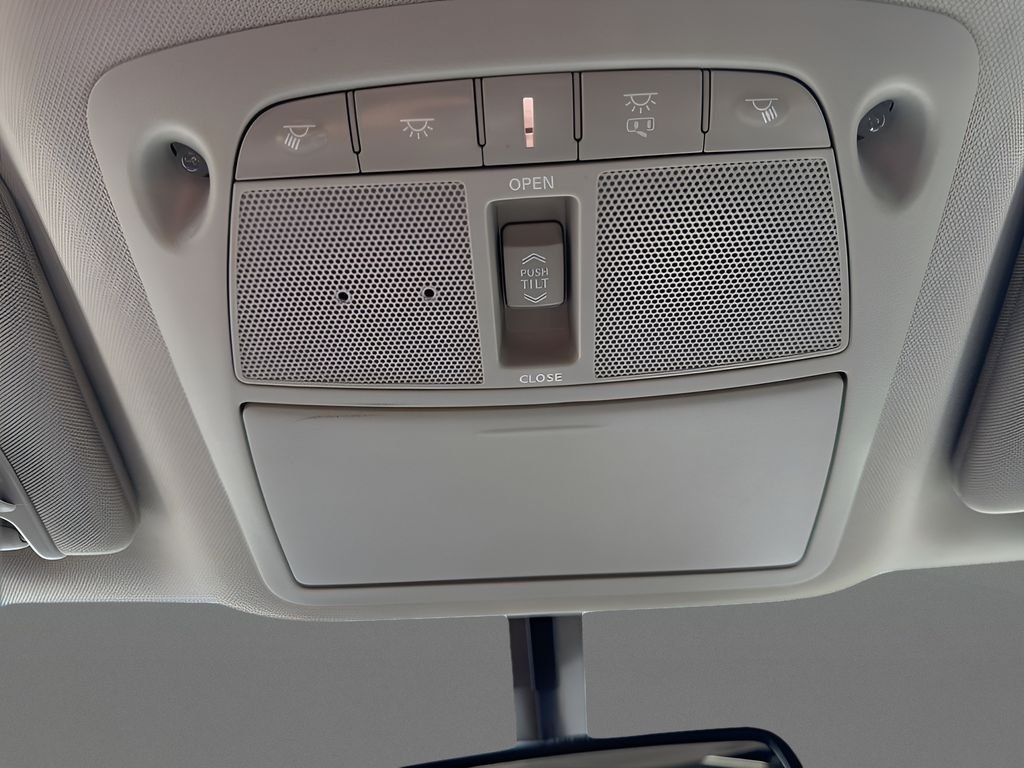 Used 2018 Brilliant Silver Metallic Nissan SL image 16