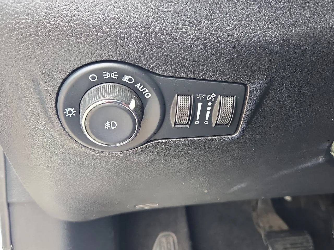 Used 2023 Bright White Clearcoat Jeep Latitude image 23