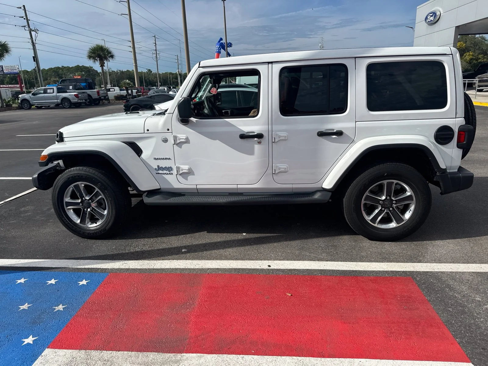 Used 2019 White Jeep Unlimited Sahara image 4