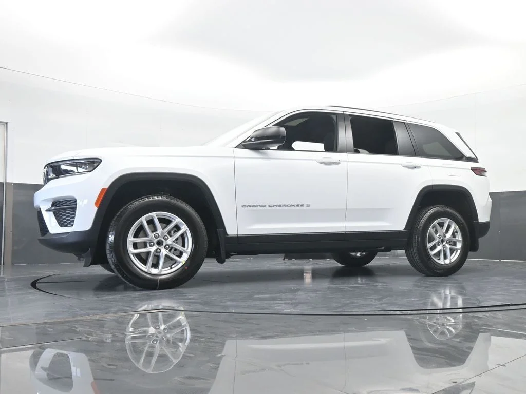 Used 2025 Bright White Clearcoat Jeep Laredo X image 51